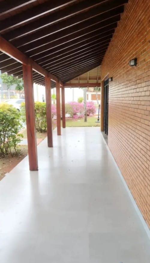 Varanda com estrutura de madeira e parede de tijolinho